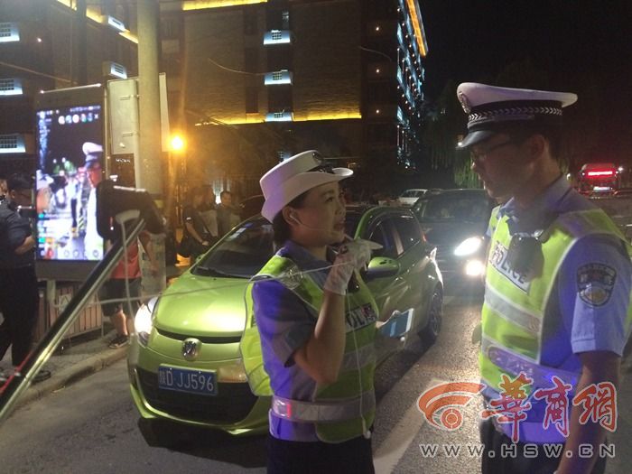 交警直播新风尚，勇敢智慧与成就感的诞生地